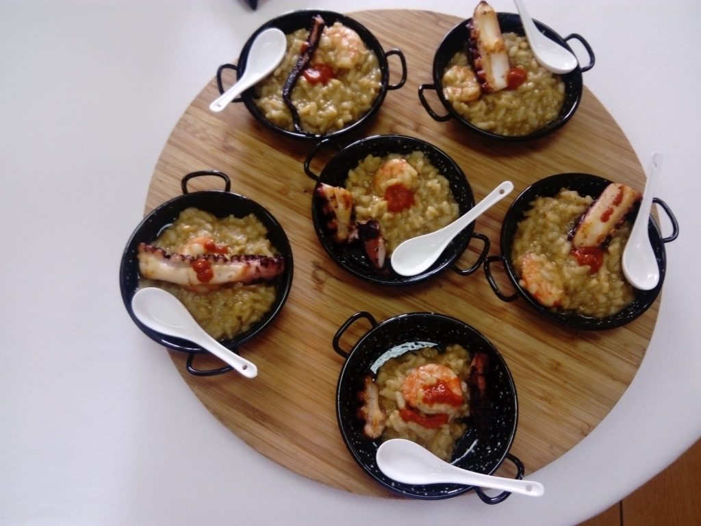 Arroz cremoso con pulpo servido en paella individual