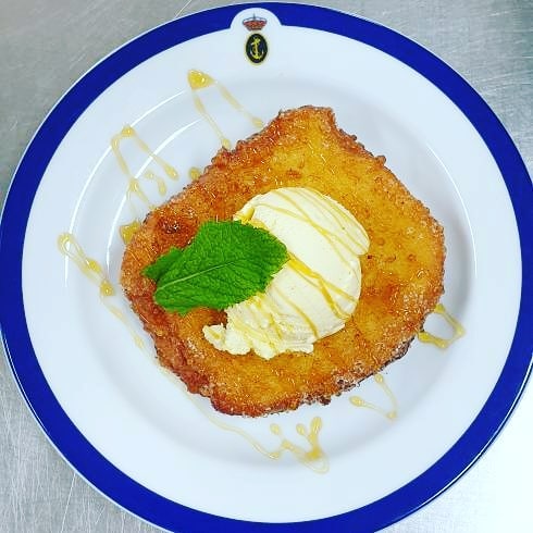 Buñuelo frito con helado de vainilla y salsa de caramelo