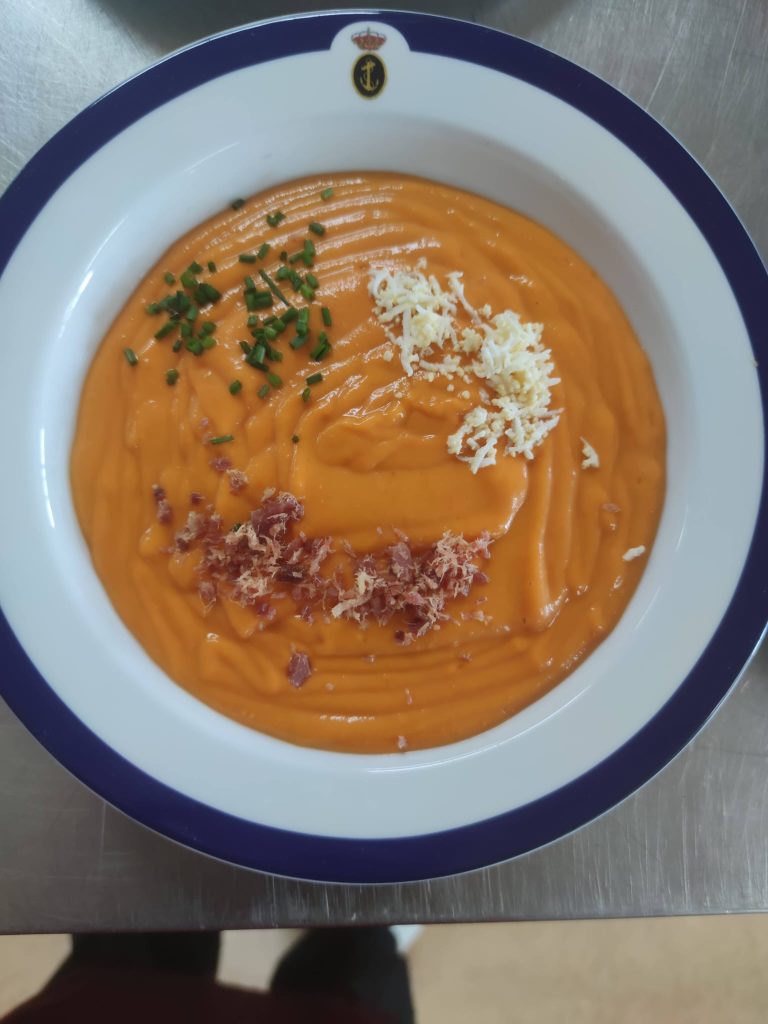 Crema de calabaza con jamón crujiente y cebollino fresco