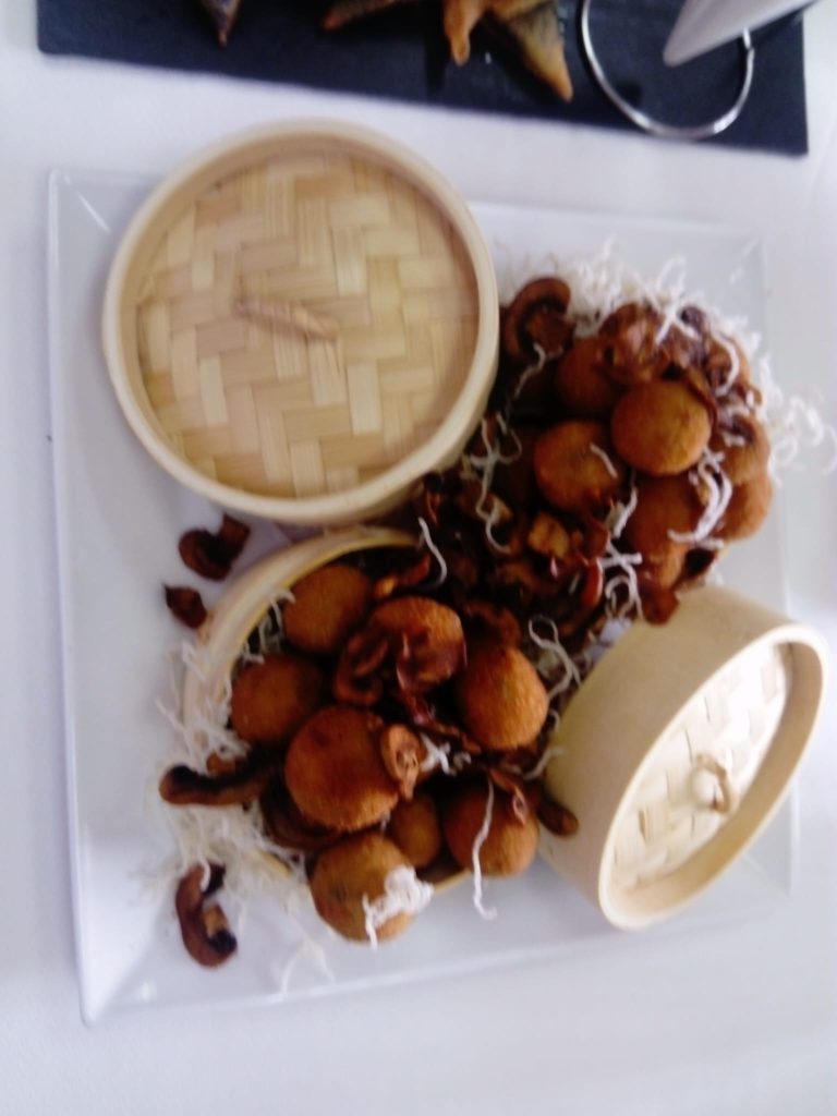 Croquetas fritas acompañadas de arroz oriental con verduras