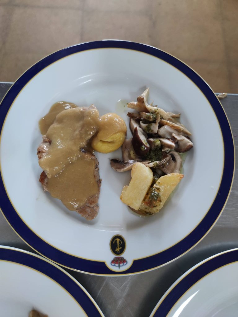 Escalope de carne con salsa de champiñones y guarnición de patatas