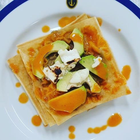 Milhojas de aguacate y mango con presentación gourmet